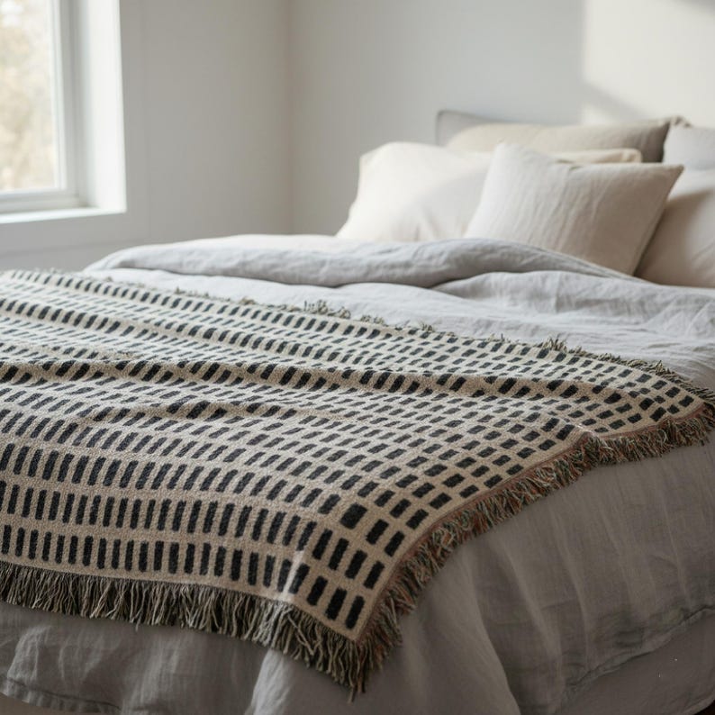 Hand-Drawn Grid Texture Woven Blanket | Black Cream Minimalist Throw